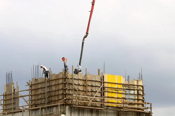 iş ve çalışma düzenlemeleri İsrail bir inşaat sahasında 