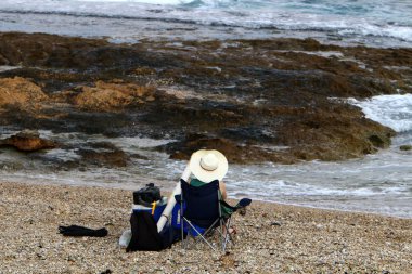 adam Kuzey İsrail'Akdeniz kıyısında 