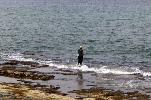Человек Берегах Средиземного Моря Севере Израиля — стоковое фото