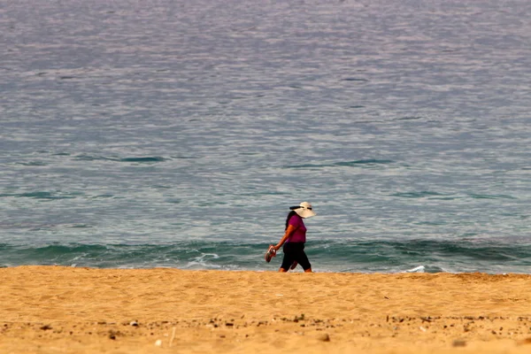 Uomo Sulle Rive Del Mediterraneo Nel Nord Israele — Foto Stock
