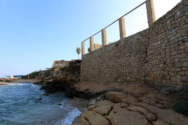 Eski bir kale eski taş duvar kalıntıları 