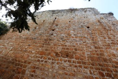 Eski bir kale eski taş duvar kalıntıları 