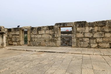 Eski bir kale eski taş duvar kalıntıları 