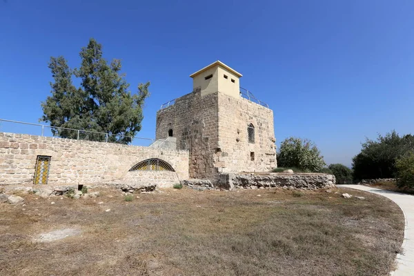 Eski bir kale eski taş duvar kalıntıları 