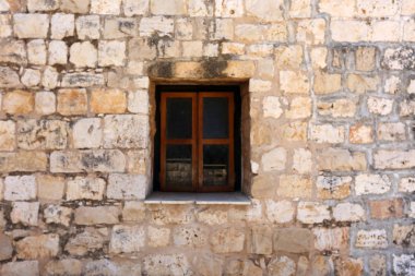 Pencere içine belgili tanımlık oda ve havalandırma ışık getirmek için hizmet duvar açıyor. 