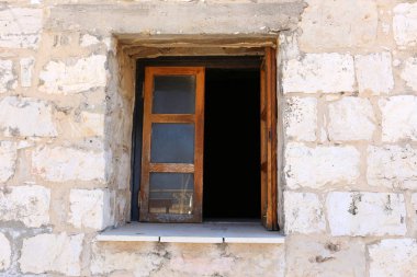 Pencere içine belgili tanımlık oda ve havalandırma ışık getirmek için hizmet duvar açıyor. 