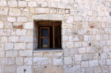 Pencere içine belgili tanımlık oda ve havalandırma ışık getirmek için hizmet duvar açıyor. 