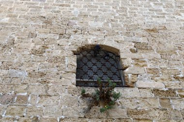 Pencere içine belgili tanımlık oda ve havalandırma ışık getirmek için hizmet duvar açıyor. 