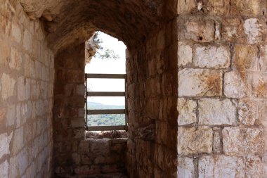 Pencere içine belgili tanımlık oda ve havalandırma ışık getirmek için hizmet duvar açıyor. 