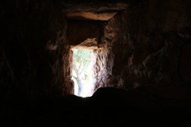 Pencere içine belgili tanımlık oda ve havalandırma ışık getirmek için hizmet duvar açıyor. 