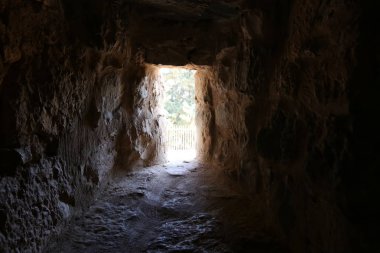 Pencere içine belgili tanımlık oda ve havalandırma ışık getirmek için hizmet duvar açıyor. 