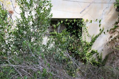 Pencere içine belgili tanımlık oda ve havalandırma ışık getirmek için hizmet duvar açıyor. 