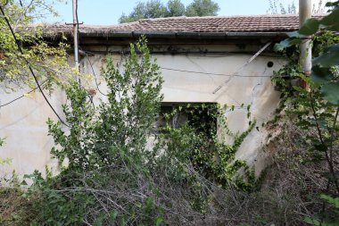 Pencere içine belgili tanımlık oda ve havalandırma ışık getirmek için hizmet duvar açıyor. 