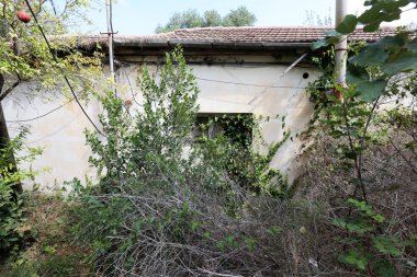 Pencere içine belgili tanımlık oda ve havalandırma ışık getirmek için hizmet duvar açıyor. 