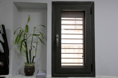 Pencere içine belgili tanımlık oda ve havalandırma ışık getirmek için hizmet duvar açıyor. 