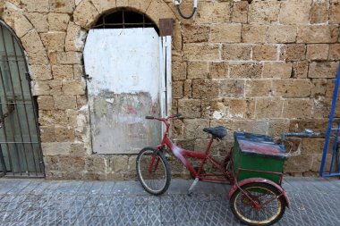 Pencere içine belgili tanımlık oda ve havalandırma ışık getirmek için hizmet duvar açıyor. 