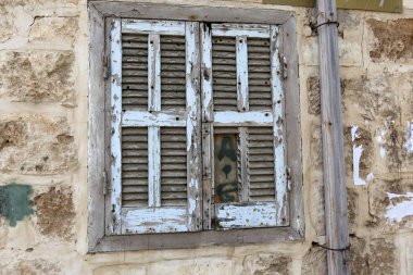 Pencere içine belgili tanımlık oda ve havalandırma ışık getirmek için hizmet duvar açıyor. 