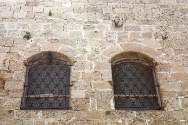 Pencere içine belgili tanımlık oda ve havalandırma ışık getirmek için hizmet duvar açıyor. 