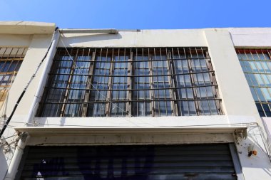 Pencere içine belgili tanımlık oda ve havalandırma ışık getirmek için hizmet duvar açıyor. 