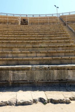 Kral Herod altında inşa İsrail'deki Akdeniz kıyısında antik tiyatro 