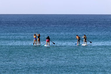 adam Kuzey İsrail'Akdeniz kıyısında 