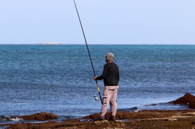adam Kuzey İsrail'Akdeniz kıyısında 