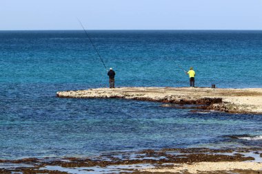 adam Kuzey İsrail'Akdeniz kıyısında 