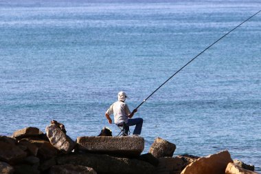 adam Kuzey İsrail'Akdeniz kıyısında 