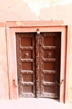 Kapı - diyafram girin ve tesislerinde çıkmak için duvardaki 