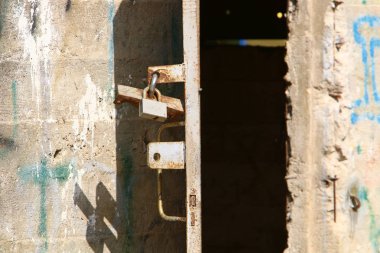 Kapı - diyafram girin ve tesislerinde çıkmak için duvardaki 