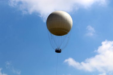 Dünya'nın gökyüzü görünümü bağlıdır günün saati, yıl ve ana hava saati. 