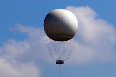 Dünya'nın gökyüzü görünümü bağlıdır günün saati, yıl ve ana hava saati. 