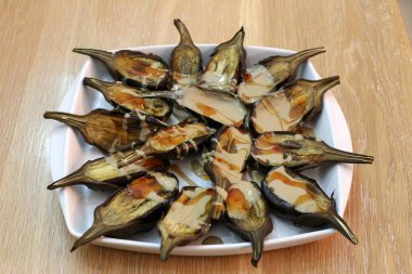 yemek masasında bir aperatif olduğunu herkes masaya sorabilir 