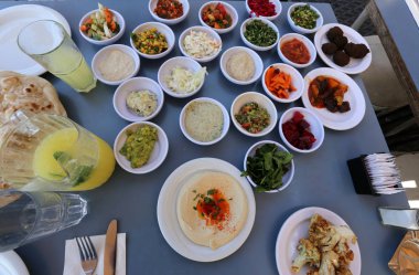 yemek masasında bir aperatif olduğunu herkes masaya sorabilir 