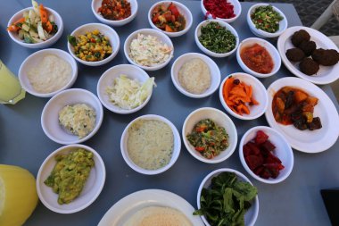 yemek masasında bir aperatif olduğunu herkes masaya sorabilir 