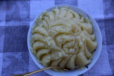 yemek masasında bir aperatif olduğunu herkes masaya sorabilir 