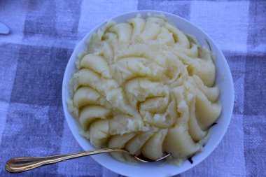 yemek masasında bir aperatif olduğunu herkes masaya sorabilir 