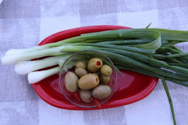 yemek masasında bir aperatif olduğunu herkes masaya sorabilir 