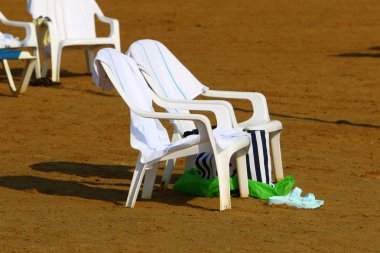 deniz kıyısında şezlong 