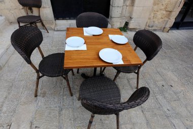 şehir merkezini açık bir kafe sandalye ve masa standı 