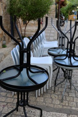 şehir merkezini açık bir kafe sandalye ve masa standı 