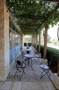 şehir merkezini açık bir kafe sandalye ve masa standı 