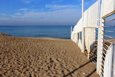 denizin kenarında açık bir parkta çit 