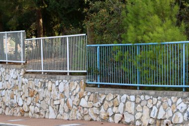 Bir çit bir yabancı topraklarda kenarlığını işaretlemek için kullanılan bir yapıdır.  