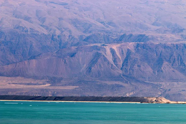 在死海的对岸 你可以看到在约旦的山 — 图库照片