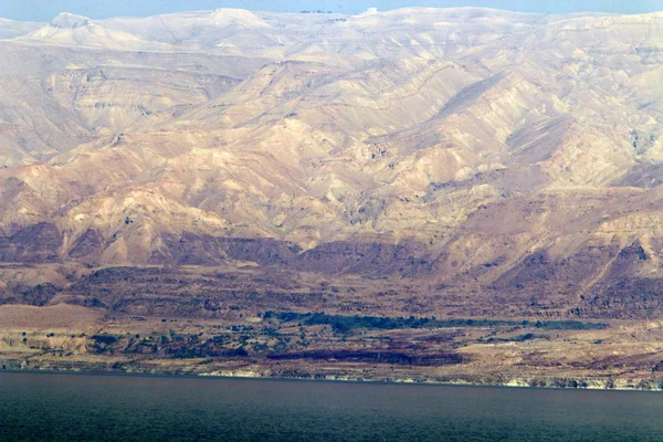 死海の反対側の銀行にヨルダンで山を見ることができます — ストック写真