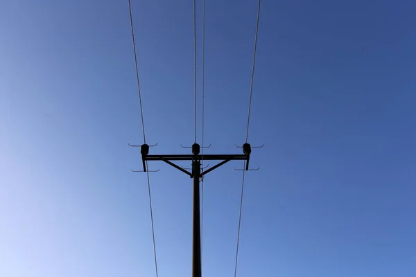 Elektrische Drähte Auf Dem Träger Der Strom Ist — Stockfoto