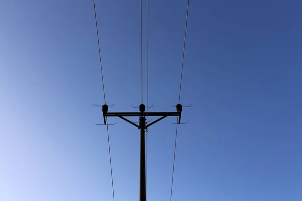 電気のサポートに電線 — ストック写真