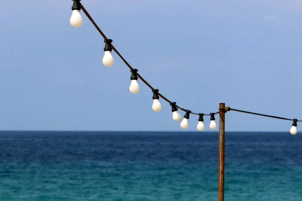 Elektrische Drähte Auf Dem Träger Der Strom Ist — Stockfoto