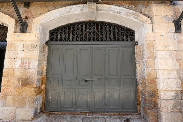 Kapı Diyafram Girin Tesislerinde Çıkmak Için Duvardaki — Stok fotoğraf